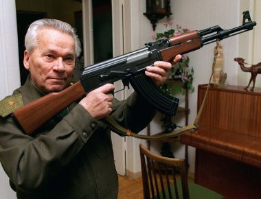 Η εξέλιξη του θρυλικού AK-47 Kαλάσνικοφ από το 1942 έως σήμερα! (βίντεο)